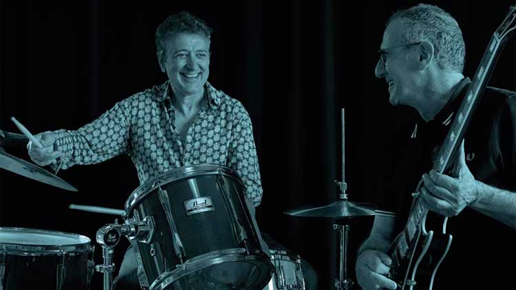 Manolo García y Quimi Portet en la portada del disco 'Desbarajuste piramidal'