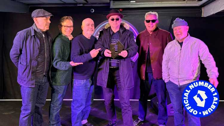 Madness celebra su tercer nº1 en la lista británica de álbumes