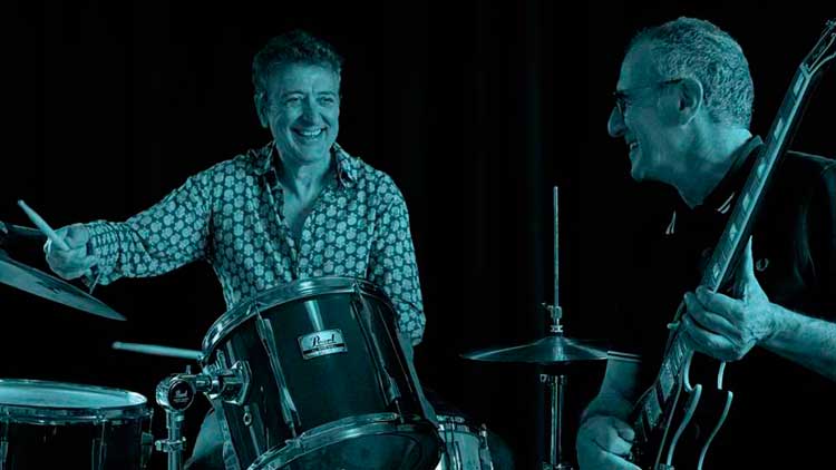 Manolo García y Quimi Portet en la portada del disco 'Desbarajuste piramidal' de El último de la fila