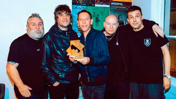 Shed Seven celebra su primer número 1 en la lista británica de álbumes