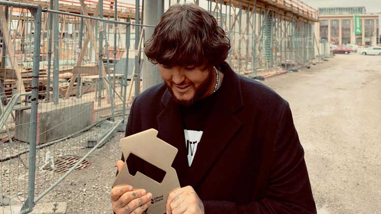 James Arthur celebra el número 1 en UK con 'Bitter sweet love'