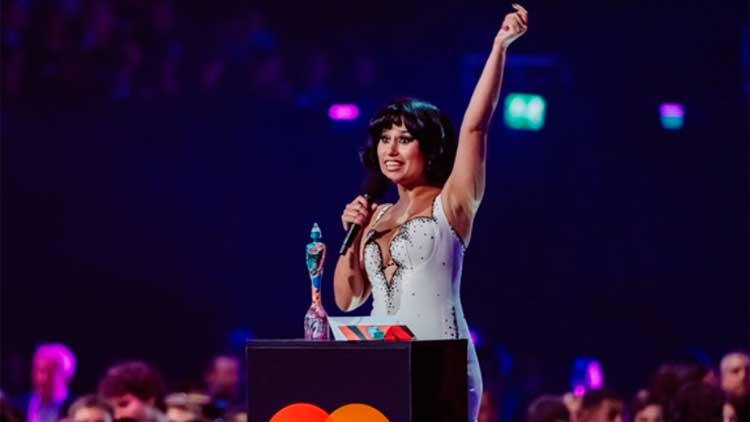 Raye celebra su éxito en los Brit Awards 2024