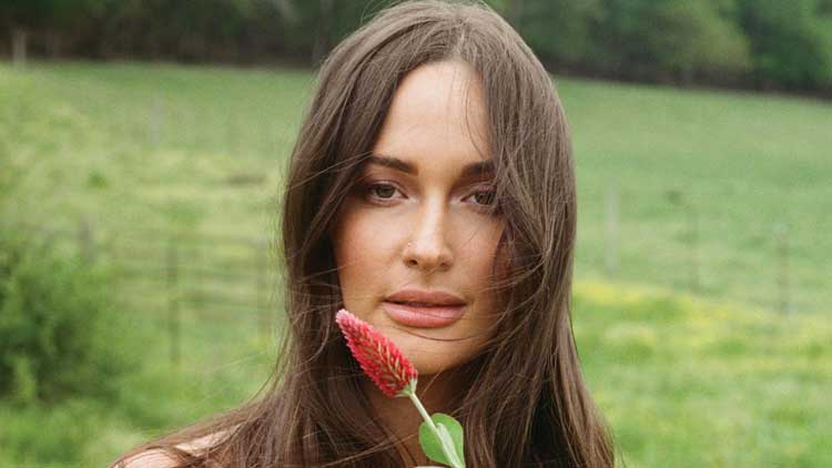 Kacey Musgraves en la portada de su álbum 'Deeper well'