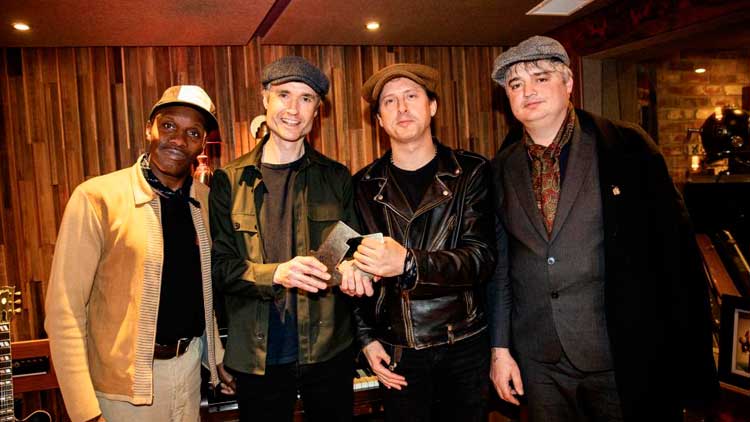 The Libertines celebran el número 1 en discos en Reino Unido con 'All quiet on the eastern esplanade'