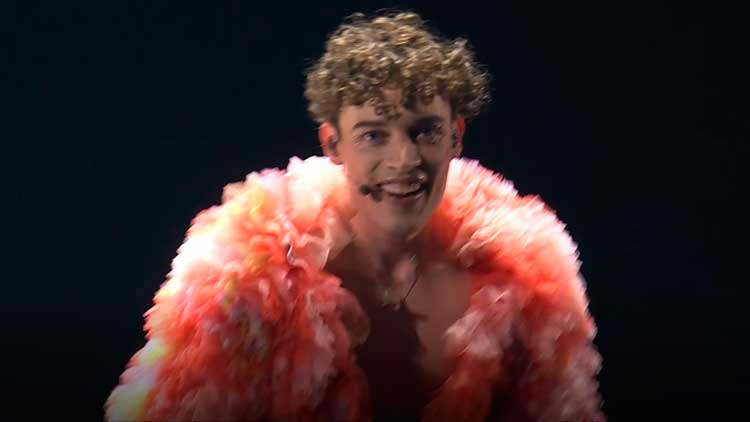 Nemo interpretando 'The code' en la final de Eurovisión 2024