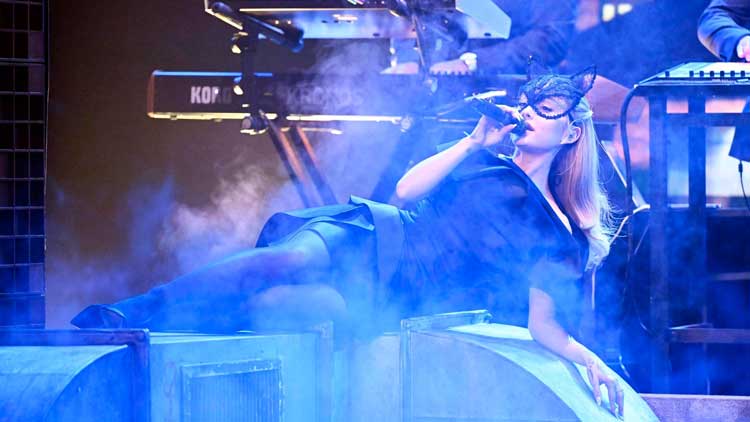 Ariana Grande interpretando 'The boy is mine' en The Tonight Show starring Jimmy Fallon