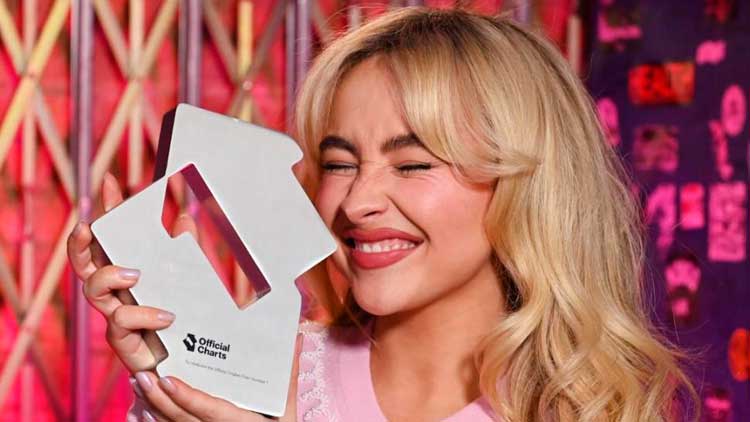 Sabrina Carpenter celebra un nuevo número 1 en la lista británica de singles