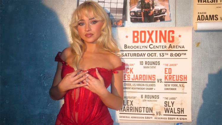 Sabrina Carpenter para el videoclip de 'Please please please'