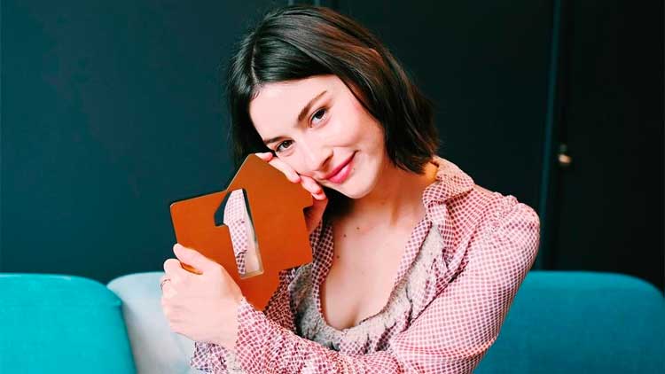 Gracie Abrams celebra su primer número 1 en la lista británica de discos