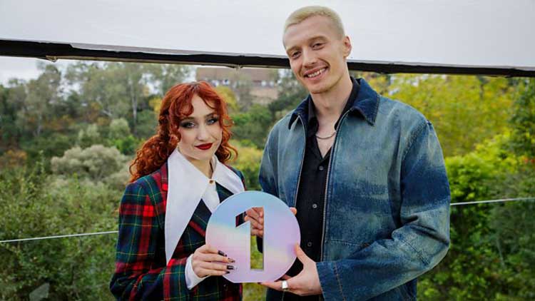 Chappell Roan recibe el trofeo de ganadora del BBC Sound of 2025