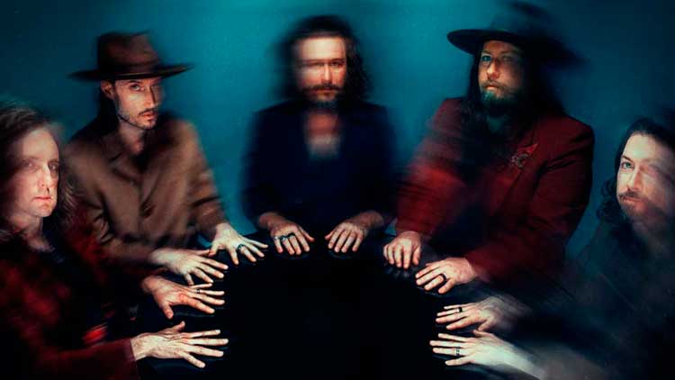 My Morning Jacket en la portada de su álbum 'Is'