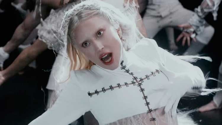 Lady Gaga en el videoclip de 'Abracadabra'
