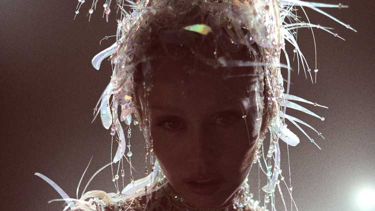 Detalle de la portada del álbum 'Something beautiful' de Miley Cyrus