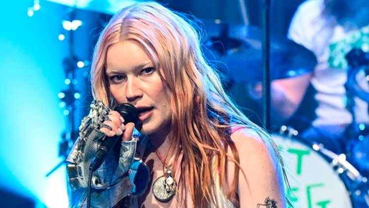 Rhian Teasdale de Wet Leg en el programa de televisión The Tonight Show starring Jimmy Fallon