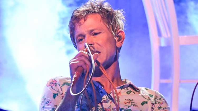 Michael Alden Hadreas aka Perfume Genius interpretando 'It's a mirror' en The Tonight Show starring Jimmy Fallon