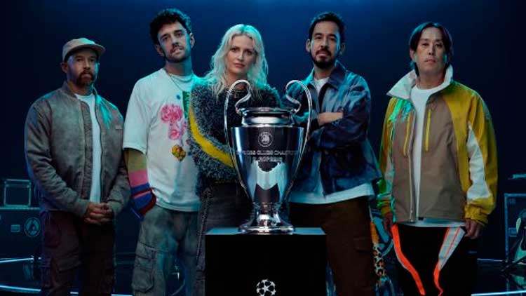 Linkin Park con el trofeo al ganador de la UEFA Champions League