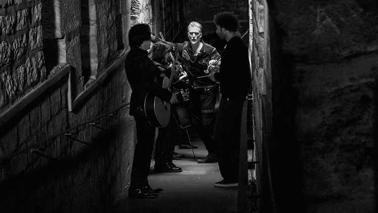 Queens of the Stone Age en las Catacumbas de París