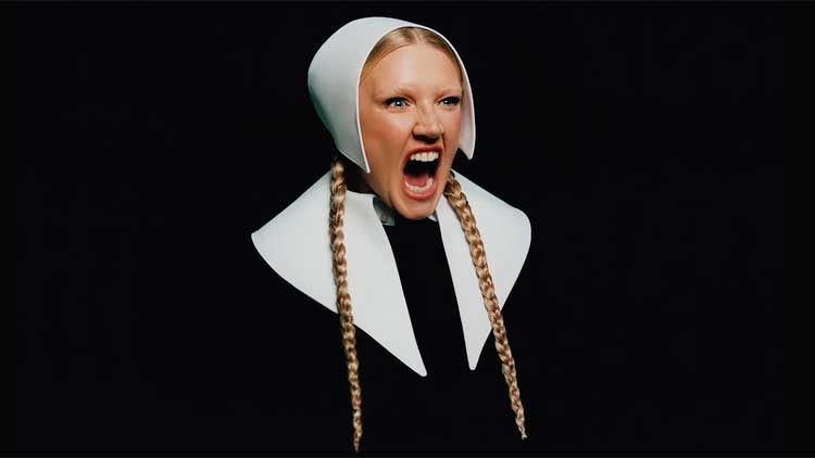 Self Esteem en la portada de su álbum 'A complicated woman'