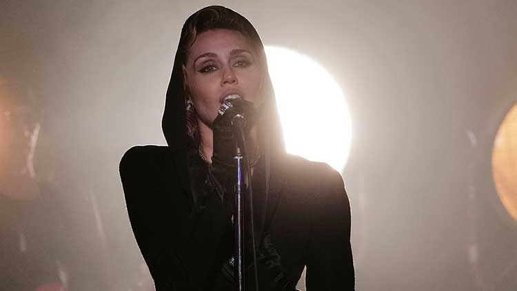 Miley Cyrus en Jimmy Kimmel Live interpretando 'More to lose'