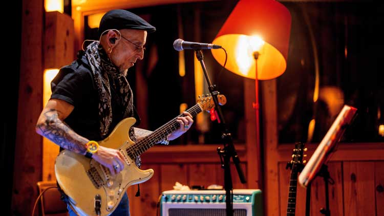 Fito Cabrales en el estudio de grabación