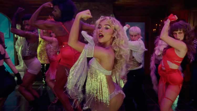 Sabrina Carpenter en el videoclip de 'Tears'