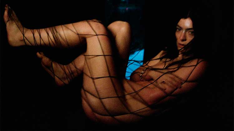 Lorde para el videoclip de 'Hammer'