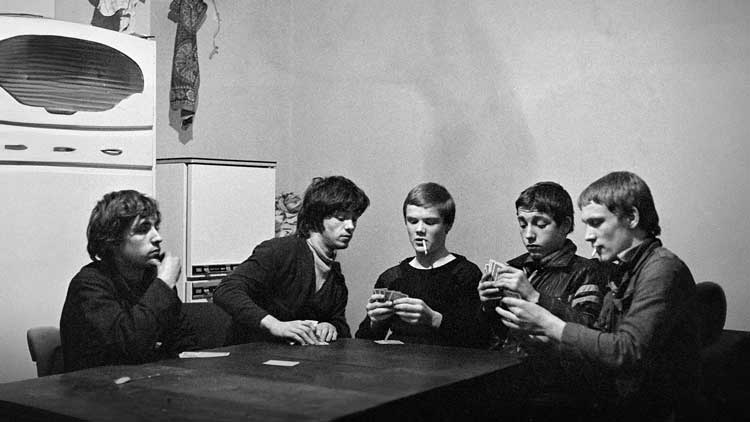 Detalle de la portada del álbum 'People watching' de Sam Fender