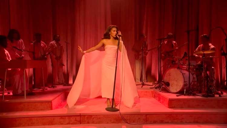 Olivia Dean en Saturday Night Live interpretando 'Let alone the one you love'