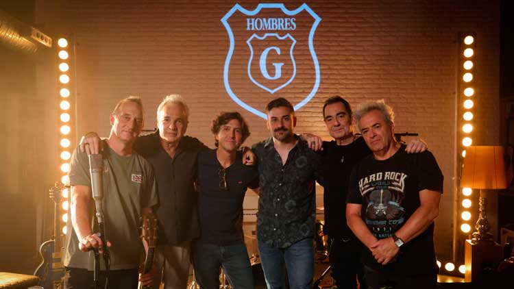 Daniel Mezquita, David Summers, Javier Molina y Rafa Gutiérrez (Hombres G), acompañados de los directores, Charlie Arnaiz y Alberto Ortega