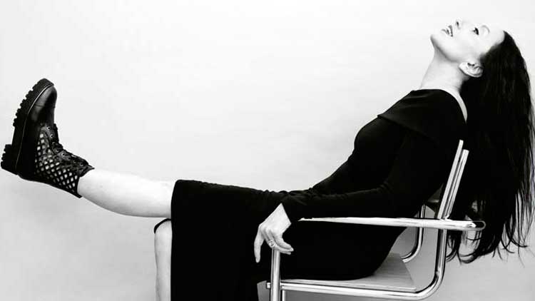 Luz Casal en la portada de su nuevo álbum 'Me voy a permitir'