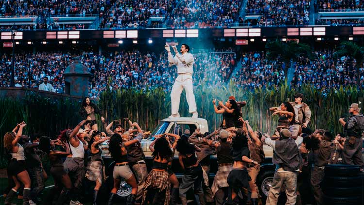 Bad Bunny durante el espectáculo musical del descanso de la Super Bowl LX
