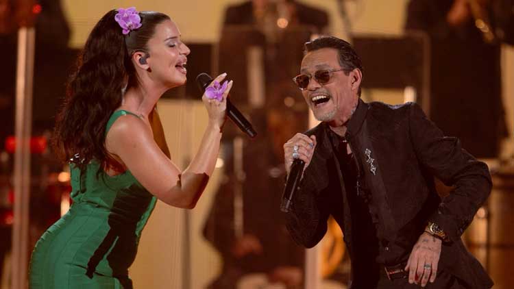 Nathy Peluso y Marc Anthony interpretando 'Como en el idilio' en Premio Lo Nuestro 2026