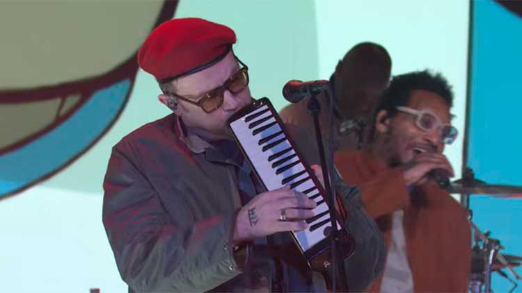 Damon Albarn con Gorillaz en Saturday Night Live