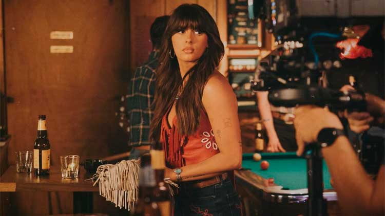 Ella Langley para el videoclip de 'Choosin' Texas'