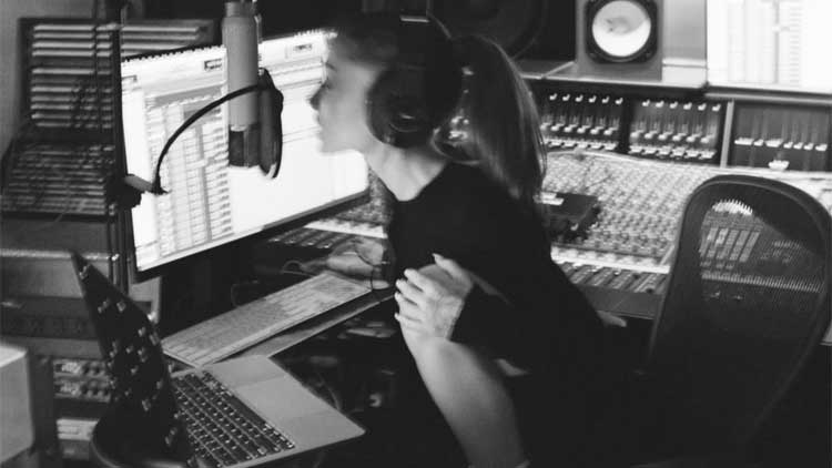 Ariana Grande en el estudio de grabación
