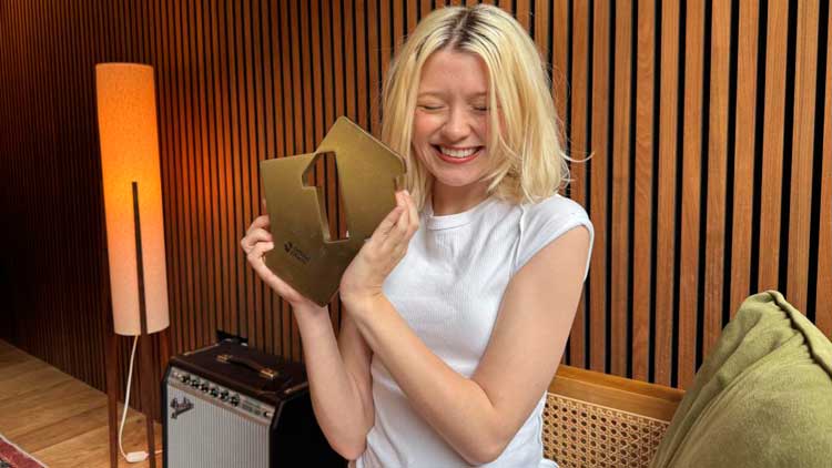 Maisie Peters con su trofeo de número 1 en discos en Reino Unido por 'Florescence'