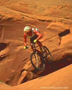 Montando en bici de montaña