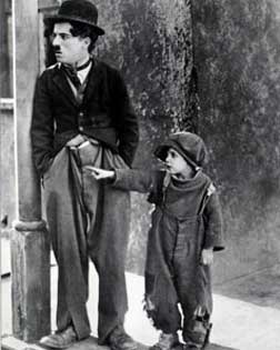 Charlie Chaplin, con un niño