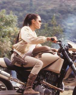 Lara Croft Tomb Raider, La cuna de la vida, Angelina Jolie en moto