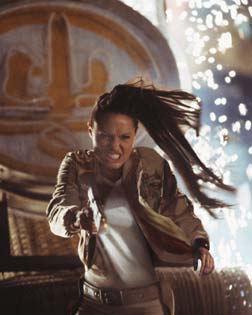 Lara Croft Tomb Raider, La cuna de la vida, Angelina Jolie en acción