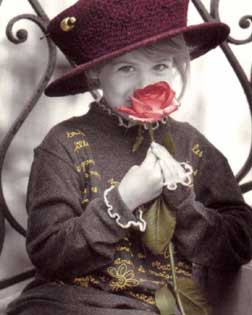 Una niña y una rosa