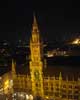 Munich de noche, el Rathaus yergue hacia el cielo