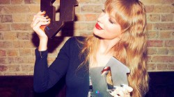 Taylor Swift debuta con doblete en discos y singles en Reino Unido