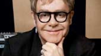 Raphael Saadiq toca el bajo para Elton John