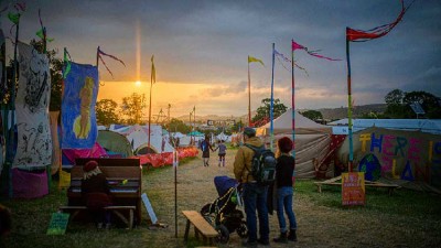 Cartel por días y horarios del Festival de Glastonbury 2022