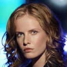Rebecca Mader se une a los hombres que miran a las cabras