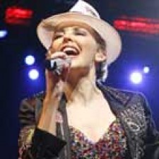 Kylie Minogue suspende en Manchester