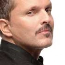 Miguel Bose directo al nº1 en España con Papito
