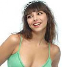 Chenoa exporta su Absurda Cenicienta