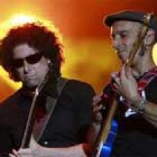 2 son multitud en DVD el 11 de marzo